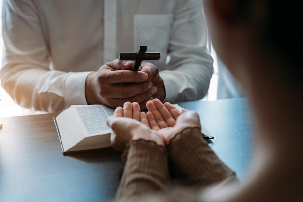 Hommes et femmes asiatiques mains priant dieu avec la bible Priez pour la bénédiction de dieu Croyances religieuses Crise de la vie chrétienne prière à dieu