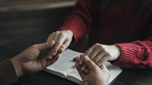 Hommes et femmes asiatiques mains priant dieu avec la bible Priez pour la bénédiction de dieu Croyances religieuses Crise de la vie chrétienne prière à dieu