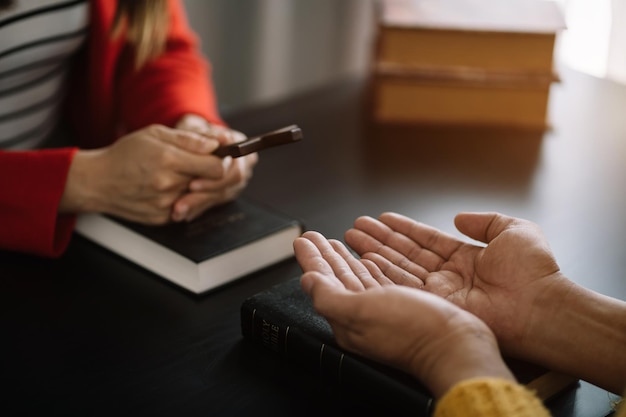 Hommes et femmes asiatiques mains priant dieu avec la bible Priez pour la bénédiction de dieu Croyances religieuses Crise de la vie chrétienne prière à dieu