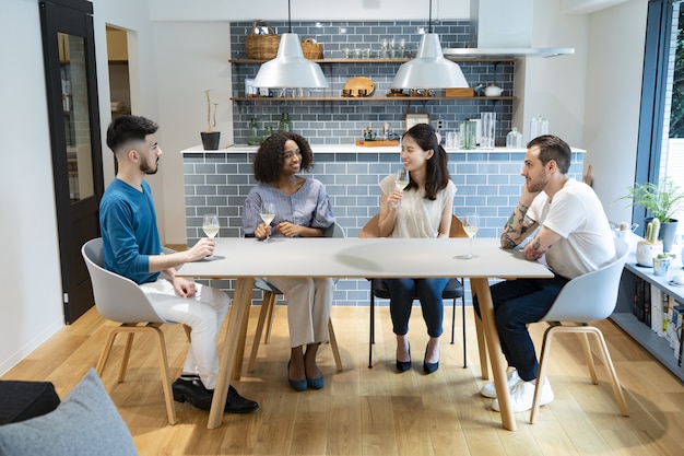 Hommes et femmes ayant une fête à la maison