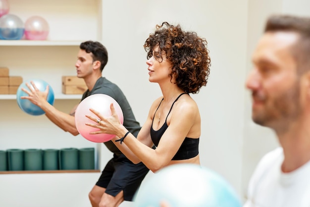 Hommes et femmes faisant de l'exercice avec des fluiballs