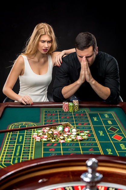 Hommes avec des femmes jouant à la roulette au casino