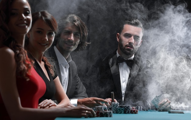 Hommes et femmes parlant au jeu de craps au casino