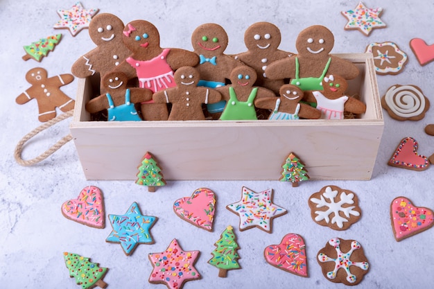 Hommes et figurines en pain d'épice. Biscuits traditionnels du Nouvel An et de Noël faits maison. Fond de Noël. Mise au point sélective, gros plan.