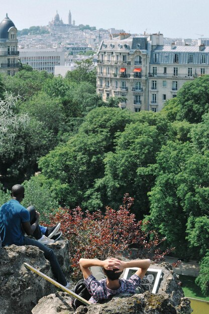 Photo des hommes sur une formation rocheuse dans un parc de la ville