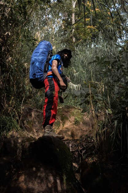 Photo des hommes et de grands sacs à dos de montagne dans les bois