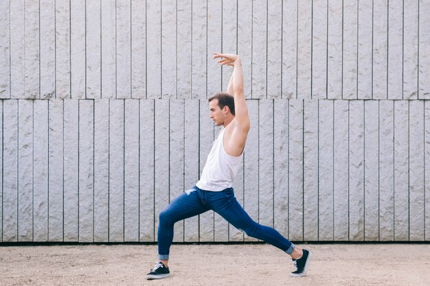 Hommes de gymnastique faisant de l'exercice et portant des jeans