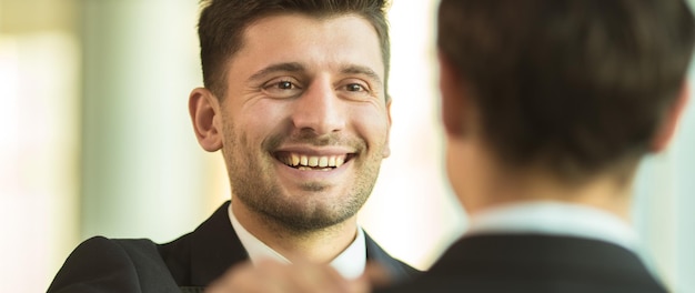 Les hommes heureux tiennent l'épaule au bureau