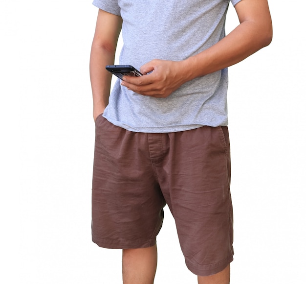 Hommes jouant sur mobile Portant des shorts sur blanc.