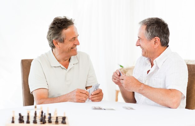 Hommes, jouer aux cartes sur la table