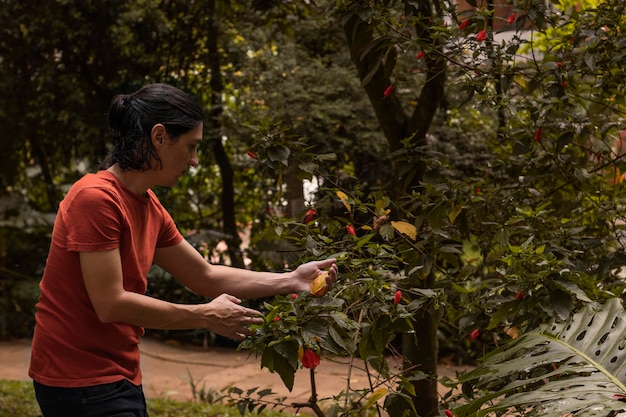 Photo hommes latins regardant la nature et en prenant soin