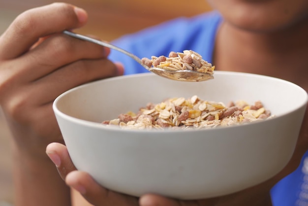 Hommes mangeant du granola Musli dans un bol