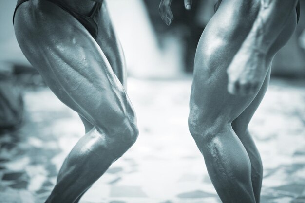 Photo des hommes musclés se tiennent dans le gymnase.