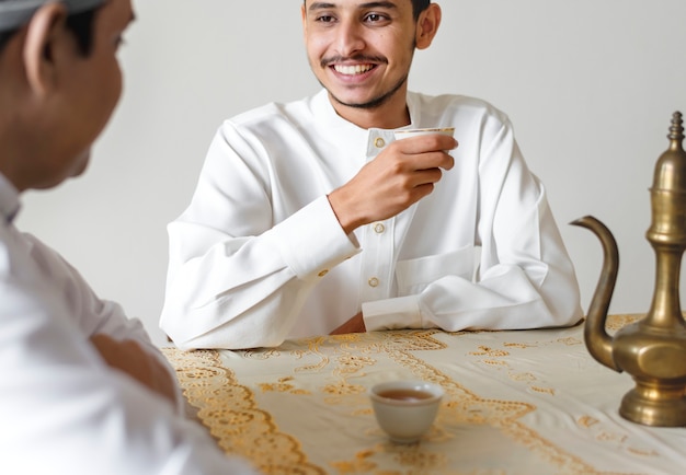 Hommes musulmans ayant une tasse de thé