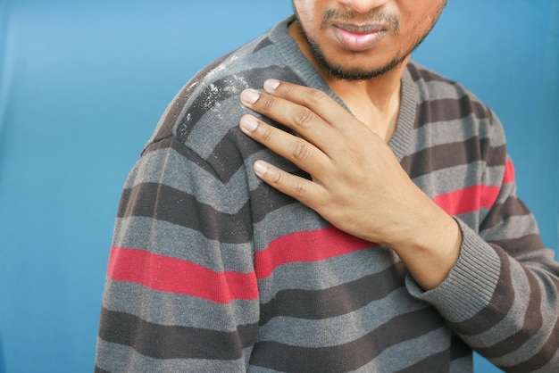 Les hommes avec des pellicules je sur son manteau