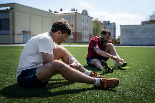 Photo hommes plein coup sur le terrain de football