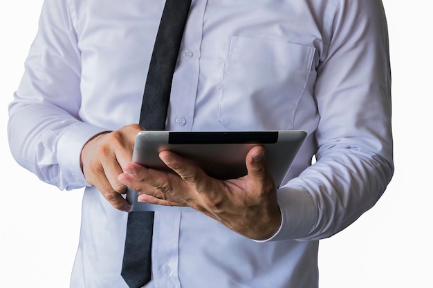 Les hommes portent une chemise blanche, une cravate noire, un homme d'affaires digne de confiance, une tablette portable en cours d'exécution, le doigt sur l'écran.