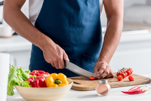 Photo les hommes préparent le dîner