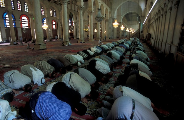 Des hommes prient à la mosquée.
