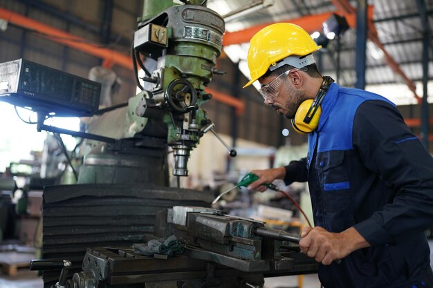 Hommes professionnels ingénieur ouvrier compétences qualité entretien formation industrie ouvrier entrepôt Atelier pour les opérateurs d'usine équipe de génie mécanique production