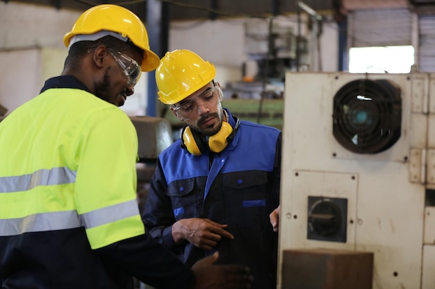 Hommes professionnels ingénieur ouvrier compétences qualité entretien formation industrie ouvrier entrepôt Atelier pour les opérateurs d'usine équipe de génie mécanique production