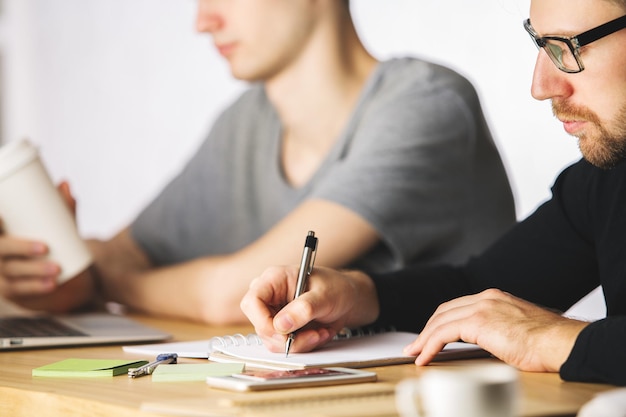 Des hommes qui font de la paperasse