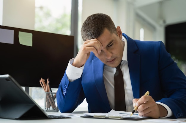 Les hommes qui travaillent sont stressés par le travail