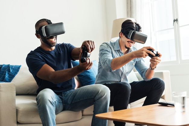 Des hommes qui vivent la réalité virtuelle avec un casque VR