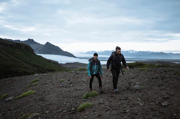 Hommes en randonnée sur la côte sud de l'Islande