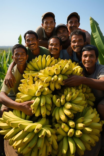 Les hommes récoltent des bananes sur une plantation