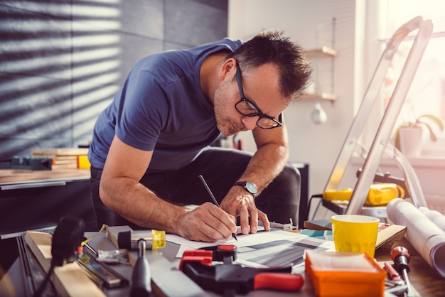 Hommes regardant des plans lors de la rénovation de la cuisine