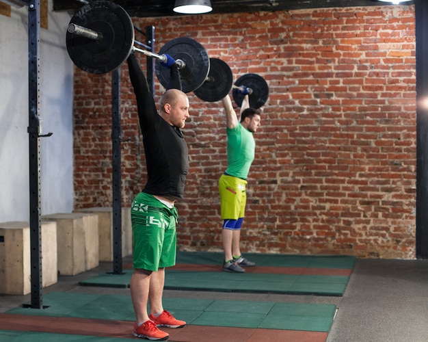 Hommes s'entraînant au gymnase