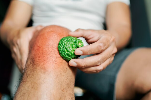 Les hommes souffrant de douleurs au genou utilisent des herbes de bergamote pour soulager.