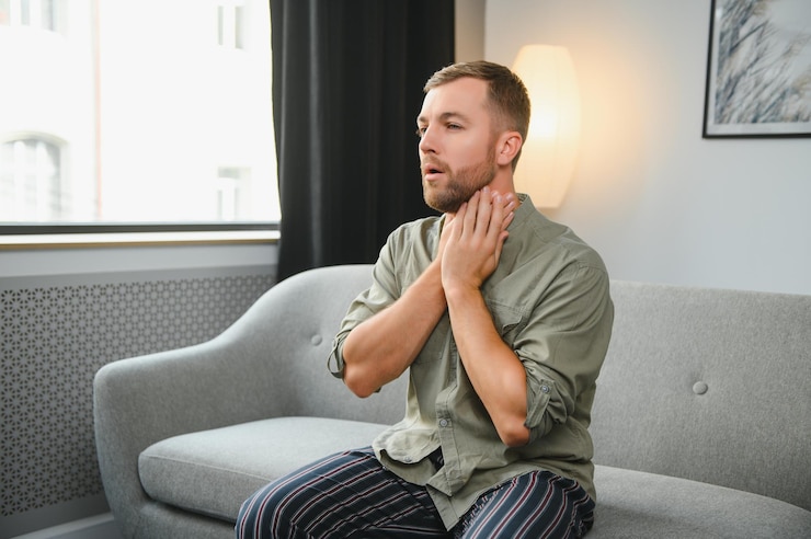Photo hommes souffrant de maux de gorge avec douleur au cou dans le concept de problèmes de santé à l'intérieur de la maison