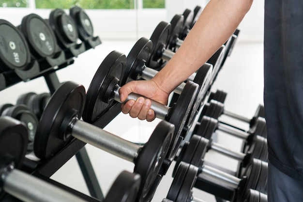 Hommes soulevant des haltères se préparant pour l'exercice de remise en forme.