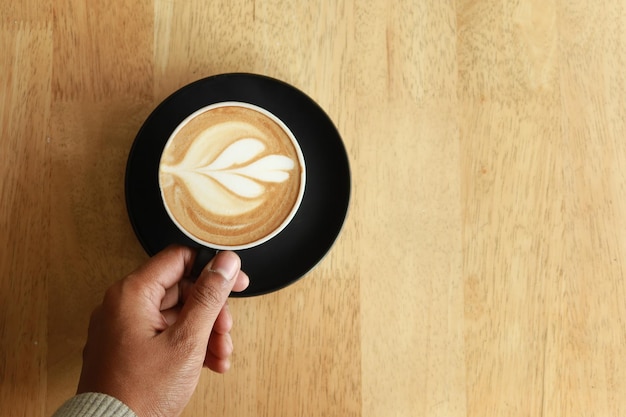 Hommes tenant une tasse de café sur la table