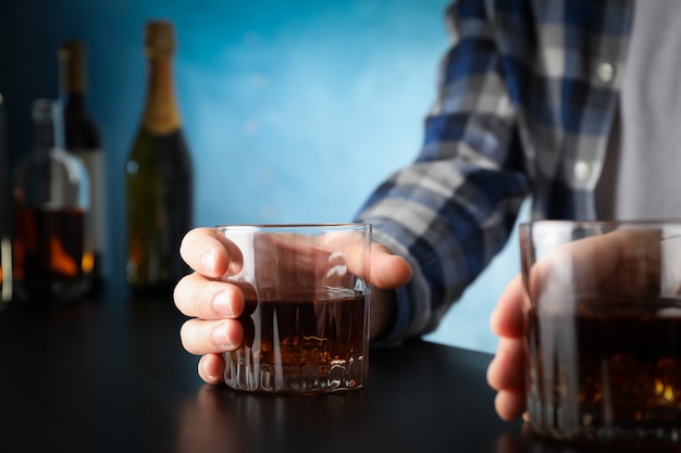 Hommes tenant des verres de whisky au bar