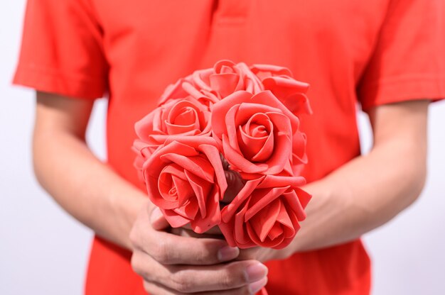 Les hommes tiennent un bouquet de roses le jour de la Saint-Valentin