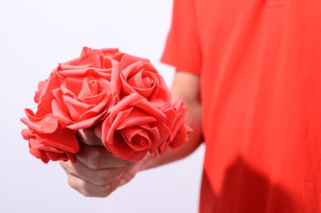 Les hommes tiennent un bouquet de roses le jour de la Saint-Valentin
