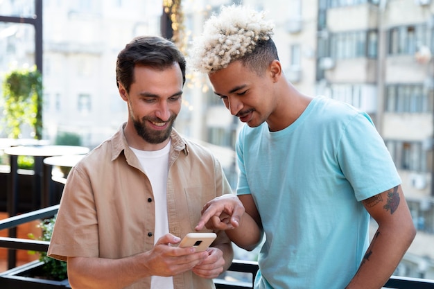 Hommes de tir moyen avec smartphone