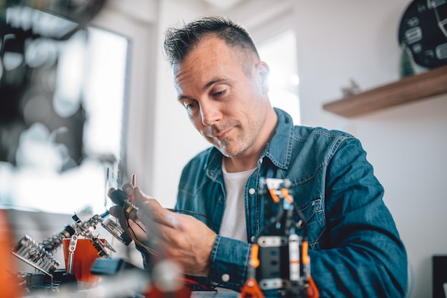 Hommes travaillant avec des composants électroniques