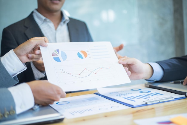 Hommes travaillant dans un bureau