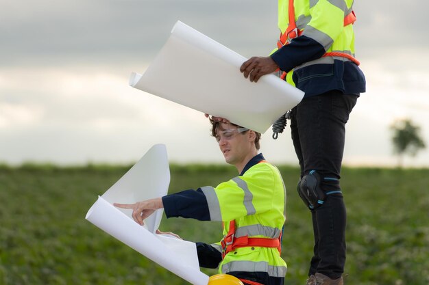 Des hommes travaillant dur sur le terrain pour vivre une bonne fête du travail