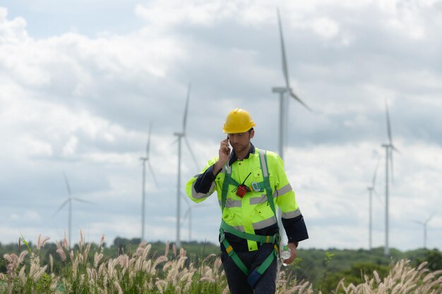 Des hommes travaillant dur sur le terrain pour vivre une bonne fête du travail