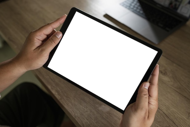 Hommes utilisant des écrans d'ordinateur portable travaillant à la maison avec un moniteur d'écran de bureau blanc vierge et une maquette de conception vierge maquette de technologie communication marketing et designxA