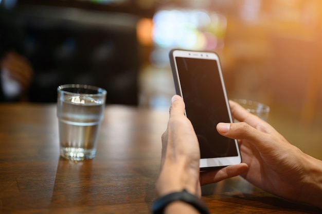 Les hommes vérifient les emails avec les téléphones mobiles.