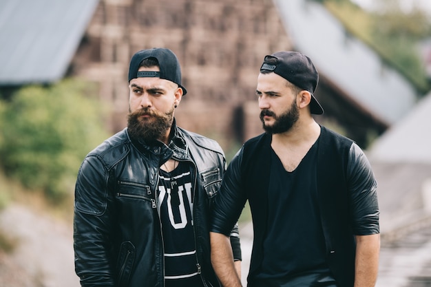 hommes avec des vêtements sportifs et une casquette