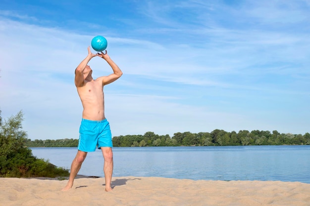 Hommes avec volley-ball sur la rivière Style de vie sportif