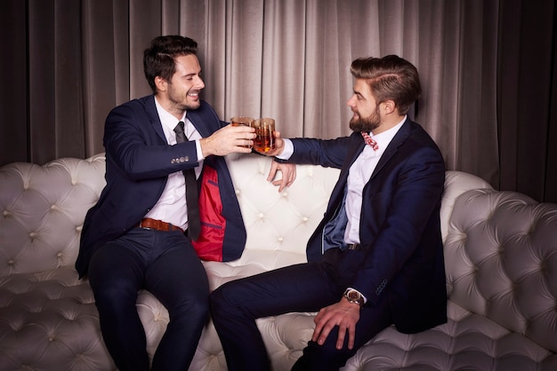 Hommes avec whisky grillage au club de divertissement