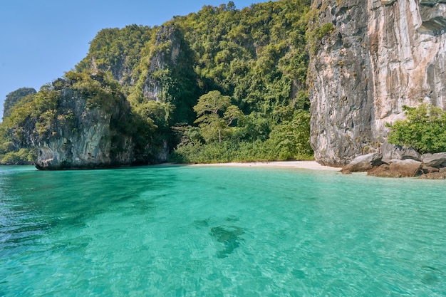 Hong Island, l'attraction naturelle et célèbre située à Krabi, en Thaïlande.